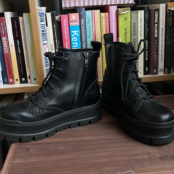 Ugg Sidnee Black Platform Boots - Picture 4 of 8